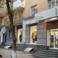 Входная группа с фасадными вывесками